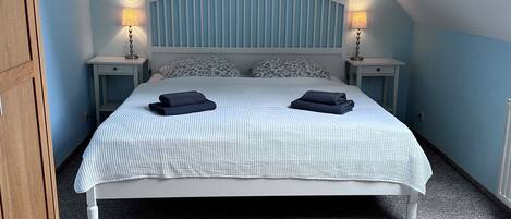 2 makuuhuonetta, silitysrauta/-lauta, vuodevaatteet