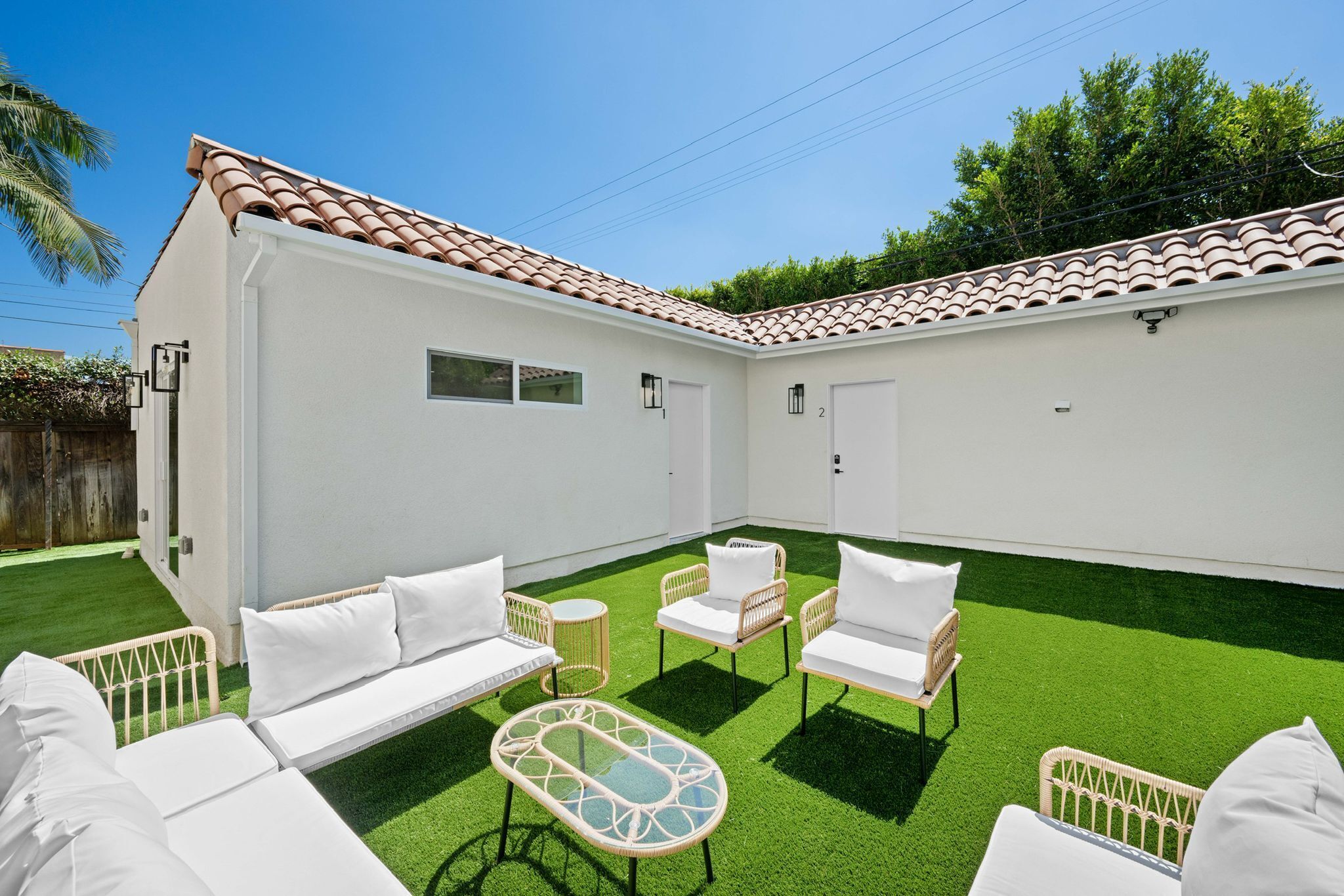 Newly built modern 1-bedroom apartment near LACMA. 5 minutes to Rodeo Drive! 