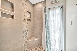 Een douche, handdoeken