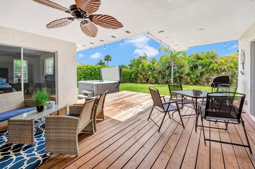 Island Getaway - Gorgeous coastal home!