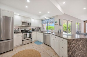 Een koelkast, een microgolfoven, een oven, een kookplaat