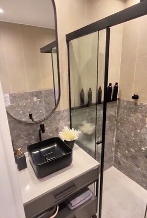 Dusche, Haartrockner, Handtücher, Seife
