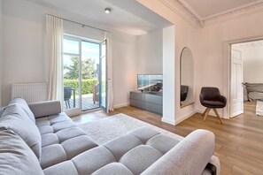 TV, fireplace, stereo