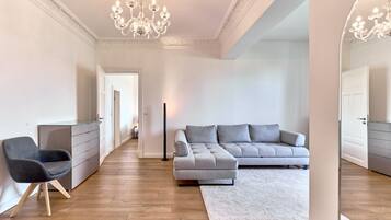 Fernseher, Kamin, Stereoanlage