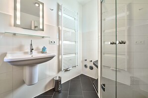Dusche, Haartrockner, Handtücher