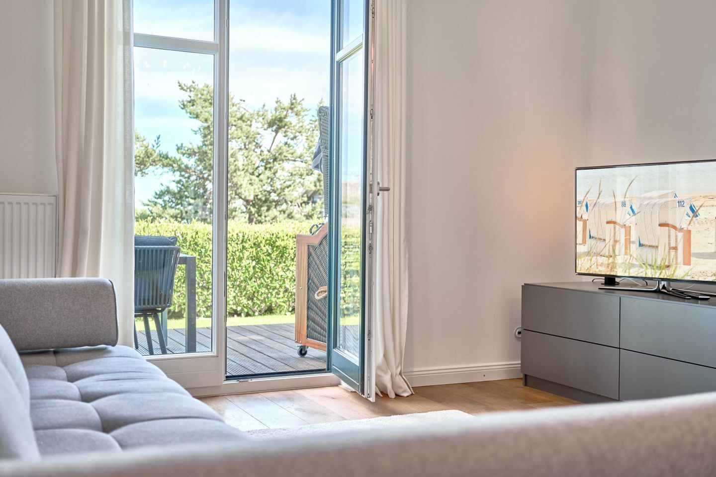 Fernseher, Kamin, Stereoanlage