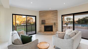 TV, fireplace