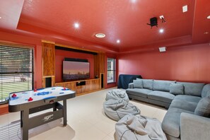 TV, fireplace - Luxury Range Stay: 6 bedroom 4 bathroom (Brisbane)