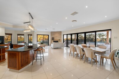 Luxury Range Stay: 6 bedroom 4 bathroom