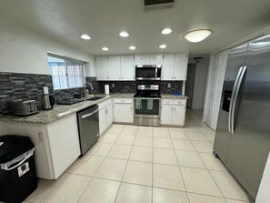 Een koelkast, een magnetron, een oven, een kookplaat