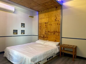 Habitación básica doble, vista al océano | Decoración personalizada, escritorio y espacio para trabajar con laptop