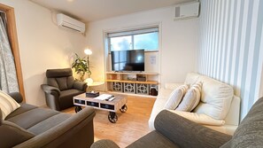 Villa, 3 soverom, ikke-røyk, privat bad | Oppholdsområde | En 55-tommers smart-TV med digitale kanaler