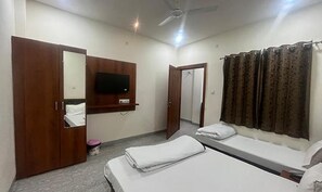 Egyptian cotton sheets, premium bedding, in-room safe, free WiFi - Fabexpress Garima (Ujjain)