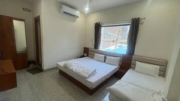 Egyptian cotton sheets, premium bedding, in-room safe, free WiFi