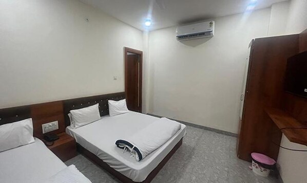 Egyptian cotton sheets, premium bedding, in-room safe, free WiFi - Fabexpress Garima (Ujjain)