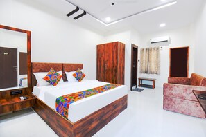Egyptian cotton sheets, premium bedding, in-room safe, free WiFi - Fabexpress Jagatraj Vishwa Lodging (Chhatrapati Sambhajinagar)