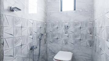 Deluxe Room | Bathroom | Shower, rainfall showerhead, free toiletries, towels