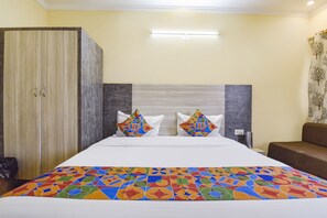 Egyptian cotton sheets, premium bedding, in-room safe, free WiFi - FabHotel Mountain View (Mussoorie)