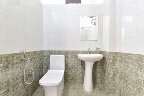 Shower, rainfall showerhead, free toiletries, towels - Fabexpress Park Residency I (Haridwar)