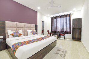 Egyptian cotton sheets, premium bedding, in-room safe, soundproofing - Fabexpress Park Residency I (Haridwar)