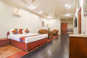 Egyptian cotton sheets, premium bedding, in-room safe, free WiFi - Fabhotel Arka (Nagpur)