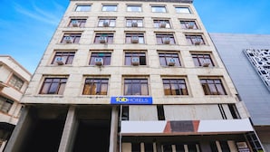 Ein mehrstöckiges Gebäude mit einem Schild für 'fab hotels'.