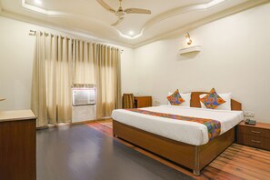 Egyptian cotton sheets, premium bedding, in-room safe, free WiFi - Fabhotel Arka (Nagpur)