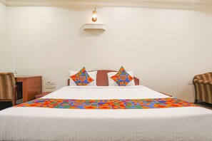 Egyptian cotton sheets, premium bedding, in-room safe, free WiFi - Fabhotel Arka (Nagpur)