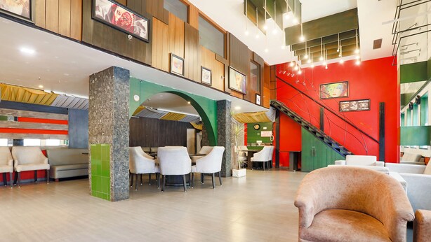 Ein modernes Interieur mit Essbereich, Sitzgelegenheiten und einer Treppe.