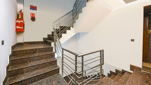 Eine Treppe mit Metallgeländern und Granitschrittsteinen, die zum zweiten Stock führt.