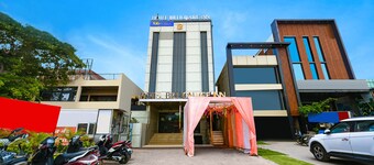 Fabhotel Billionaire Inn