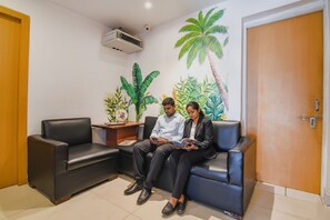 Lobby sitting area - Fabhotel Globe Express (Kolkata)