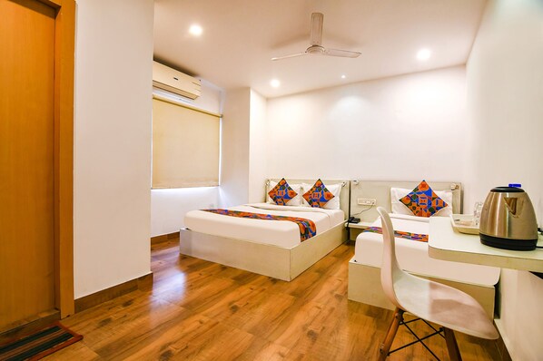 Egyptian cotton sheets, premium bedding, in-room safe, free WiFi - Fabhotel Globe Express (Kolkata)