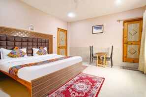 Egyptian cotton sheets, premium bedding, in-room safe, free WiFi - Fabhotel Grand Comforts (Srinagar)