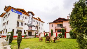 A hotel with a sign reading "fab hotels" and "GRAND COMFORTS". - Fabhotel Grand Comforts (Srinagar)