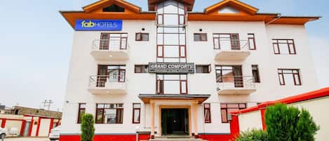 Pintu masuk properti