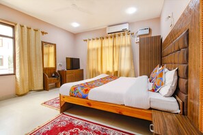 Egyptian cotton sheets, premium bedding, in-room safe, free WiFi - Fabhotel Grand Comforts (Srinagar)