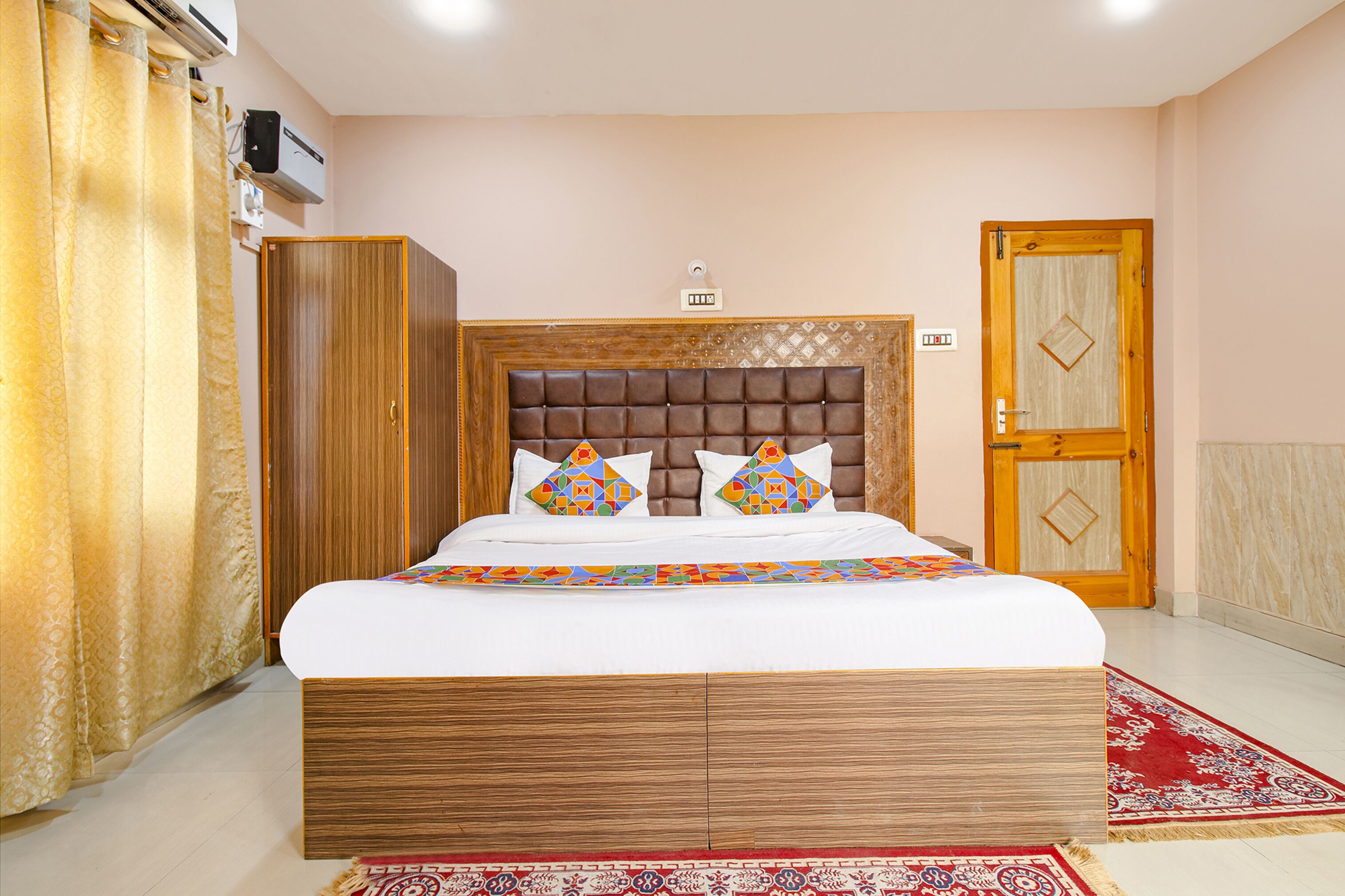 Egyptian cotton sheets, premium bedding, in-room safe, free WiFi