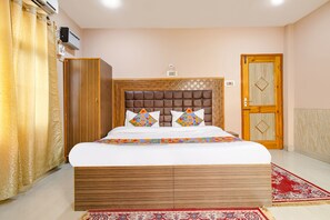 ملاءات من القطن المصري وأغطية فراش متميزة وخزنة داخل الغرفة