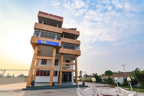 Exterior - Fabhotel Grand Jvi Resort (Faizabad)
