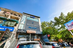 Exterior - Fabhotel Grand Palazzo (New Delhi)