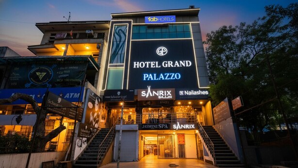Et moderne hotel med et tydeligt skilt med teksten 'Hotel Grand Palazzo'.