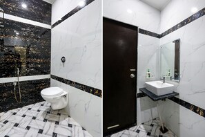Douche, douche à « effet pluie », articles de toilette gratuits