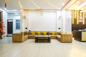 Lobby sitting area - Fabhotel Jb Square Resort (Faizabad)