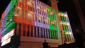 A building with multiple windows adorned with colorful lights. - Fabhotel New Raghukul Loung (Faizabad)
