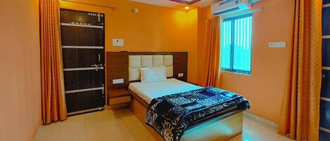 Egyptian cotton sheets, premium bedding, in-room safe, free WiFi