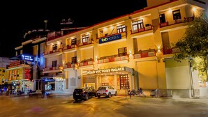 A hotel with multiple floors, balconies, and a well-lit facade. - Fabhotel Polovictory Palace (Jaipur)