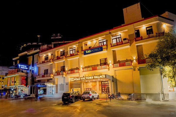A hotel with multiple floors, balconies, and a well-lit facade. - Fabhotel Polovictory Palace (Jaipur)