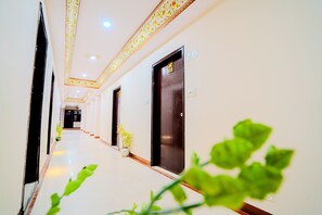 Egyptian cotton sheets, premium bedding, in-room safe, free WiFi - Fabhotel Polovictory Palace (Jaipur)