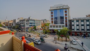 A hotel with a modern glass facade, a bar, and a restaurant. - Fabhotel Polovictory Palace (Jaipur)